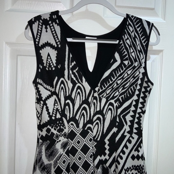 Cache Knit Jacquard Tribal Print Sheath Dress Sz L front keyhole V back - Picture 8 of 11